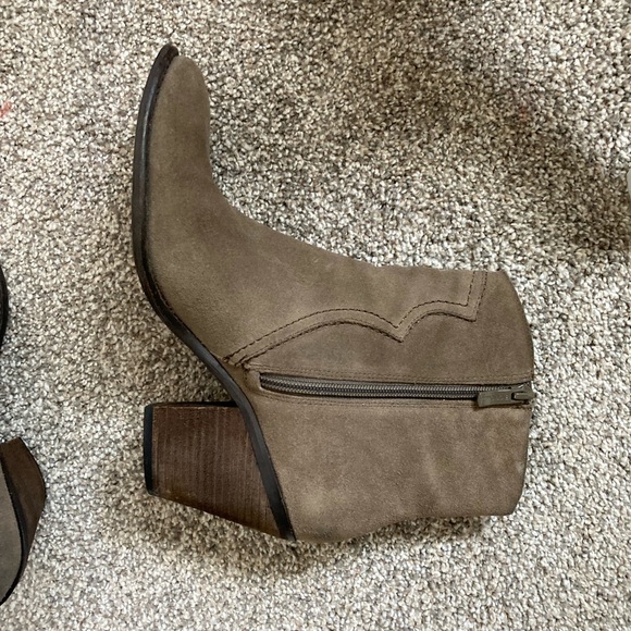 NWOT Nice pair of boots. Grey with little heel. - Picture 2 of 2